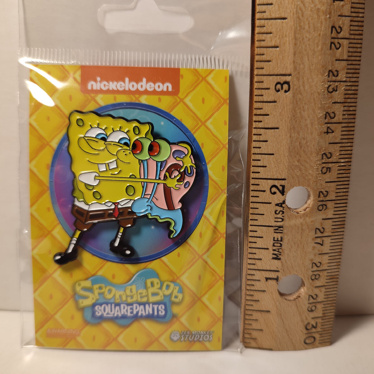 Spongebob Squarepants - Spongebob Hugging Gary Enamel Pin